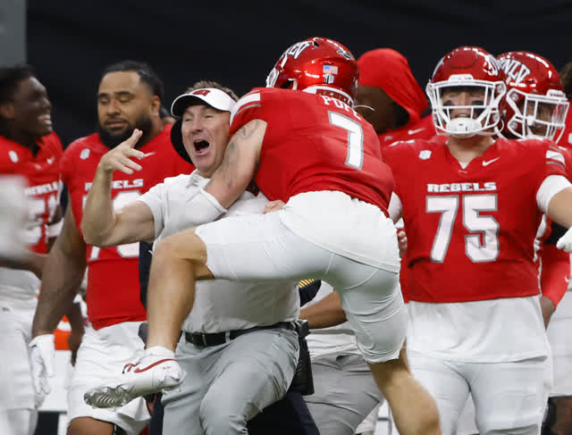 Las Vegas Review Journal Sports | UNLV survives battle with Air Force to go 6-0